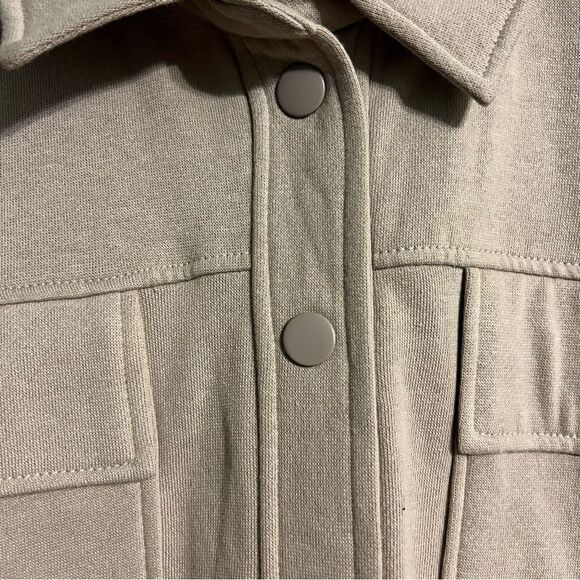 😊 3/$30 
Hippie Rose Buttoned Sweatshirt Sz L Cropped Boxy Tan Mocha Frappe EUC - Picture 12 of 14